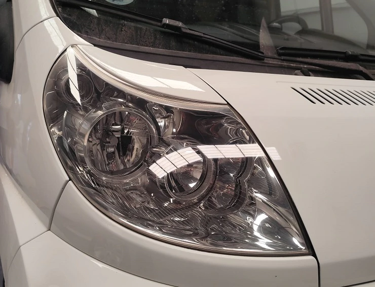 Restauración de faro de coche con acabado profesional