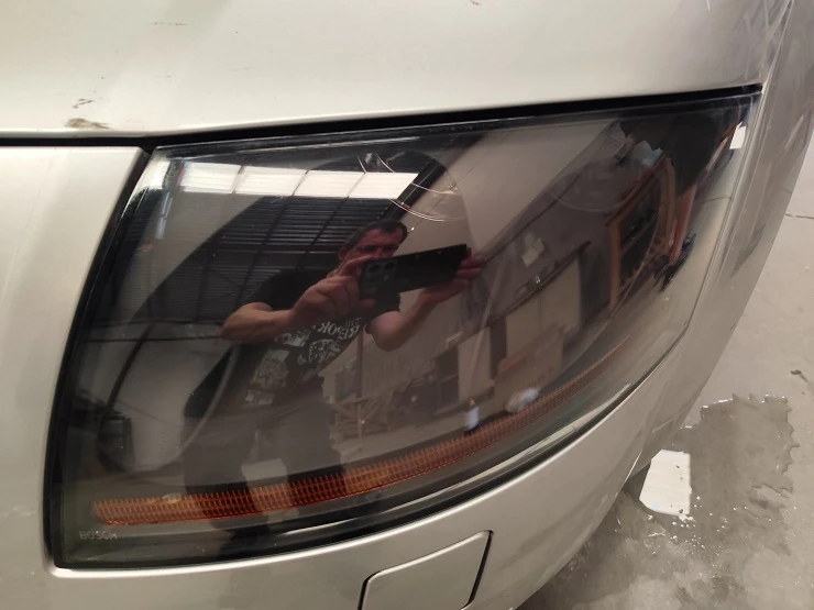 Antes y después de restauración de faros de automóvil